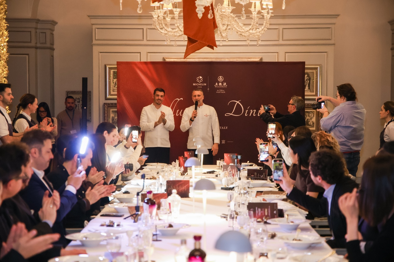 一群人坐在餐桌前

AI 生成的内容可能不正确。